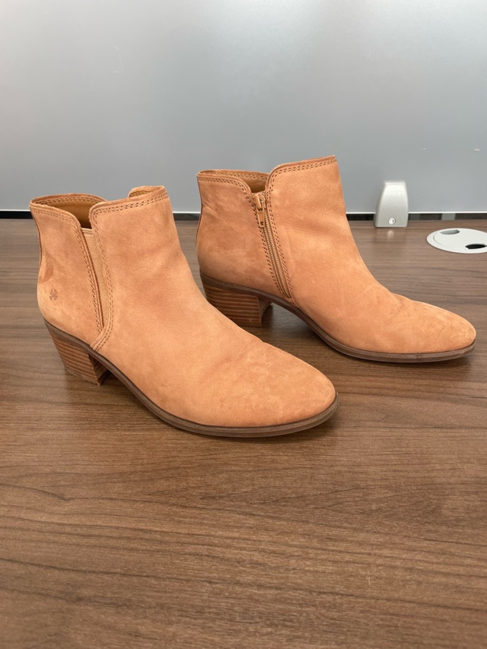 Women's Lucky Brand Chelsey Ankle Booties in Tan size 7.5